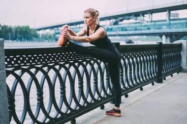 Sabah egzersiz sırasında plastisite vücut ve bacaklar için germe egzersizleri yapan genç esnek sporcu, etkinlik sağlıklı yaşam keyfini doğa eğitim ile beyaz kadın Runner