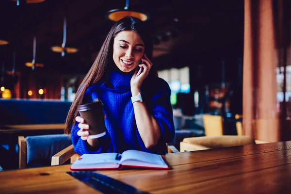 Alegre Mujer Caucásica Bebiendo Café Mañana Disfrutando Conversación Con Amigo —  Fotos de Stock