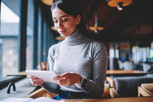 Positive Studentin Die Tragbarem Textnachrichten Verschickt Und Informationen Auf Der — Stockfoto