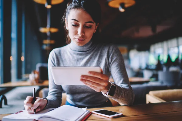 Serieuze Vrouwelijke Auteur Zorgvuldig Zoeken Naar Nieuwe Ideeën Voor Artikel — Stockfoto