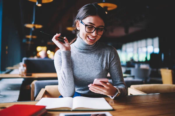 Kaukasisches Lächelndes Hipstermädchen Brille Das Sms Schreibt Während Ein Freund — Stockfoto