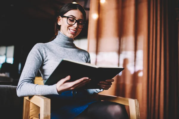 Casual Gekleed Succesvolle Glimlachend Hipster Meisje Genieten Van Lezing Literatuur — Stockfoto