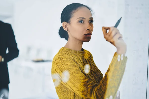 Femeie Afaceri Africană Concentrată Care Scrie Informații Despre Consiliul Modern — Fotografie, imagine de stoc