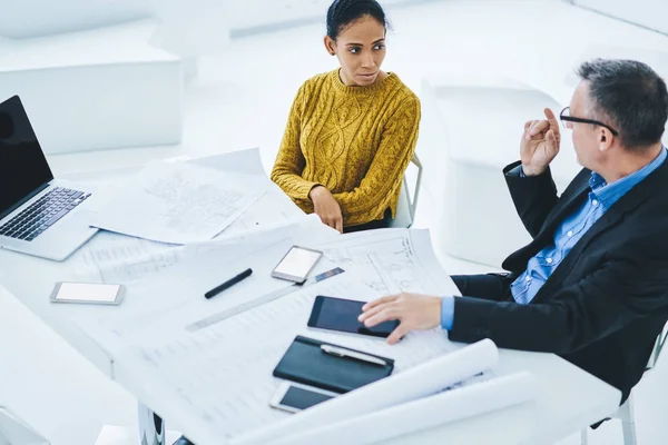 Allvarliga Manliga Och Kvinnliga Finansproffs Diskuterar Företagets Situation Nära Skrivbordet — Stockfoto