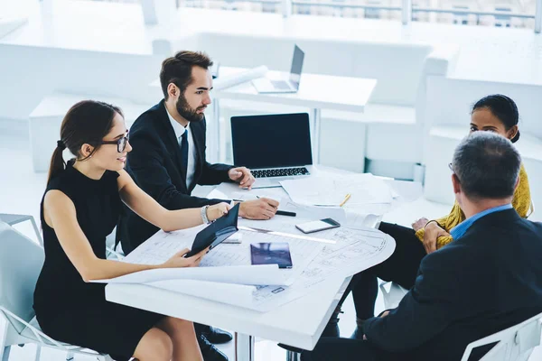 Profissionais Inteligentes Sexo Masculino Feminino Analisando Situação Financeira Durante Tempo — Fotografia de Stock