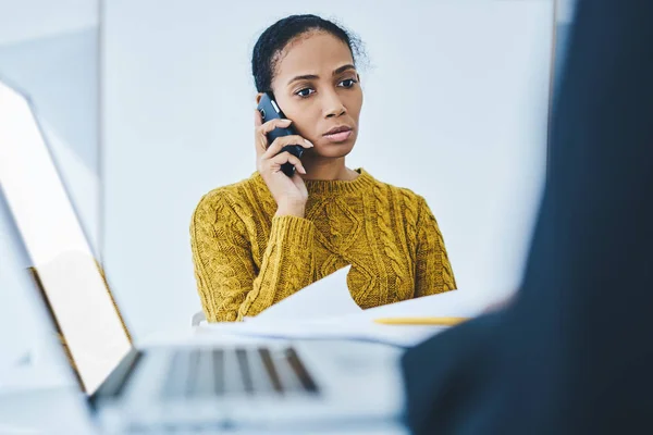 Serieus Vertrouwen Vrouwelijke Regisseur Bellen Naar Operator Voor Het Controleren — Stockfoto