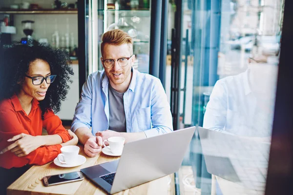 Due Partner Commerciali Sesso Maschile Femminile Incontrano Caffetteria Parlano Database — Foto Stock