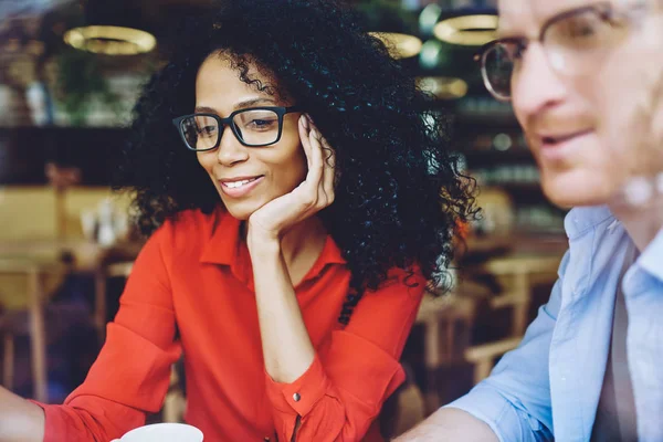 Sorrindo Positivo Afro Americano Administrador Feminino Cafetaria Óculos Ópticos Para — Fotografia de Stock