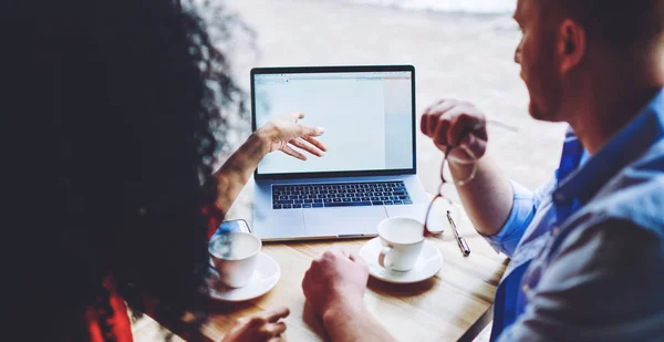 Vista Posterior Freelancers Masculinos Femeninos Expertos Que Colaboran Juntos Proyecto — Foto de Stock