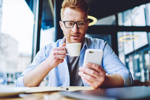 Jeune Homme Vêtu Vêtements Décontractés Tenant Tasse Savoureux Café Lire — Photo