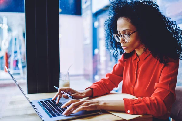 Zijaanzicht Van Vrouwelijke Journalist Met Donkere Huidtypen Tekst Voor Nieuwe — Stockfoto