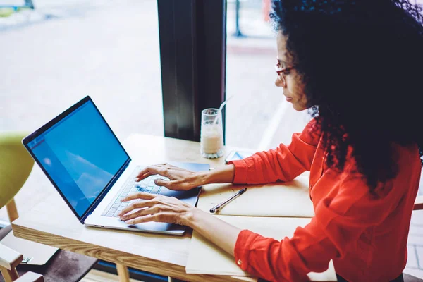 Mujer Negra Freelancer Escribiendo Texto Aplicación Para Laptop Mientras Crea —  Fotos de Stock
