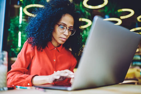 Sério Afro Americano Mulher Trabalhando Line Com Informações Dados Arquivo — Fotografia de Stock