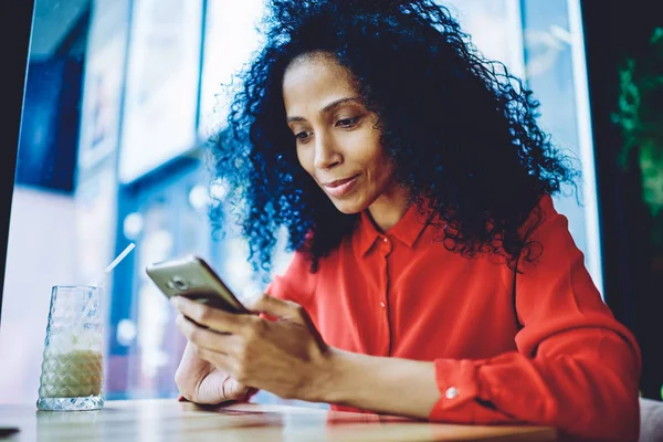 Succès Milléniaux Femme Messagerie Avec Des Amis Application Mobile Pendant — Photo