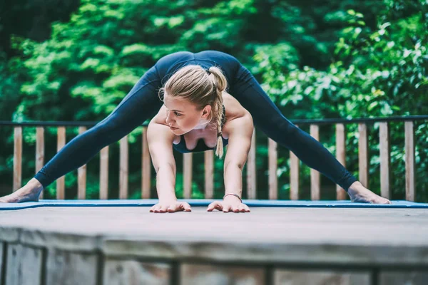 Mulher Magra Traje Treino Dobrando Para Trás Tendo Pilates Treino — Fotografia de Stock