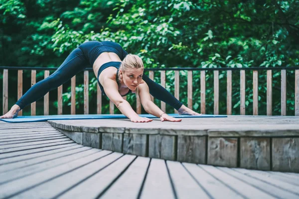 Feminino Moda Esportes Roupas Treinamento Músculos Corpo Pernas Ambiente Natureza — Fotografia de Stock