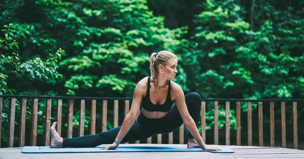 Mulher Esportiva Concentrada Elegante Desgaste Confortável Fazendo Exercícios Alongamento Livre — Fotografia de Stock