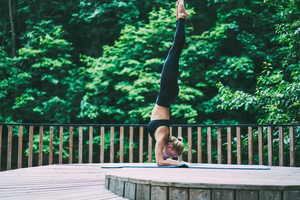Athlète Féminine Sportive Passer Temps Pour Yoga Matin Debout Dans — Photo