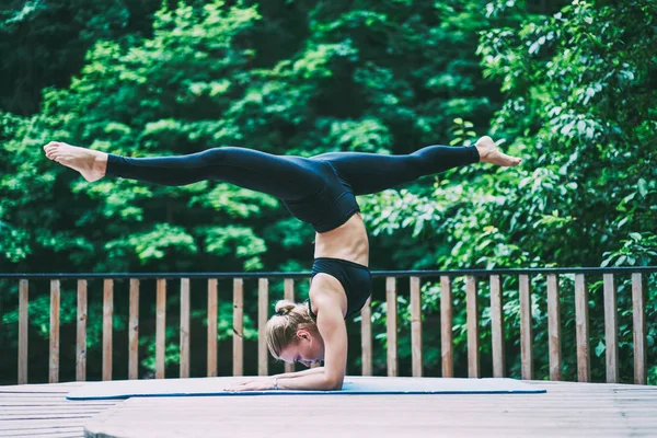 Vue Latérale Fille Sportive Concentrée Dans Des Vêtements Sport Noirs — Photo