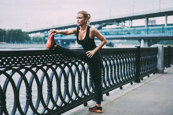 Kaukasische Sportliche Frau Beim Morgendlichen Training Der Natur Attraktive Junge — Stockfoto