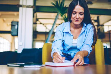 Çekici kadın öğrenci üniversite kampüsünde ders çalışması için bilgi notları yapma, okul ödevleri kapalı yapmak için güzel hipster kız harcama zamanı, bilgi ve eğitim kavramı