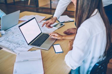 Erkek ve kadın ortakları, internet reklam, işbirliği kavramı için boş ekran alanı ile planlar ve bilgisayar kullanarak başlangıç projesinde beraberlik çalışma kırpılmış görüntü