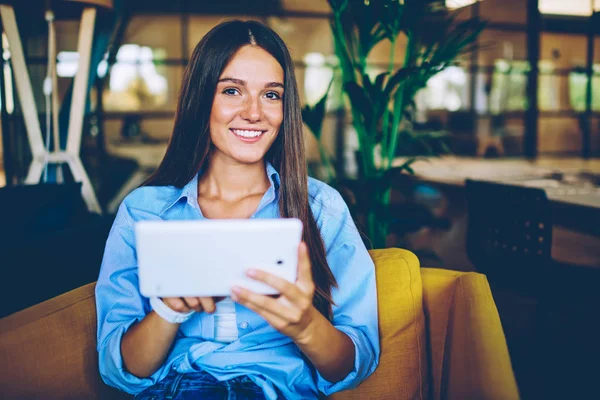 Retrato Mujer Alegre Vestida Con Ropa Casual Mirando Cámara Mientras —  Fotos de Stock