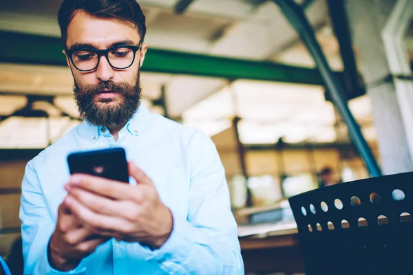 Vousatý Běloch Posílá Sms Zprávu Prostřednictvím Multimediální Aplikace Mobilním Telefonu — Stock fotografie