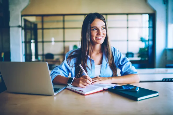 Mujer Sonriente Exitosa Con Netbook Disfrutando Del Proceso Planificación Mientras — Foto de Stock