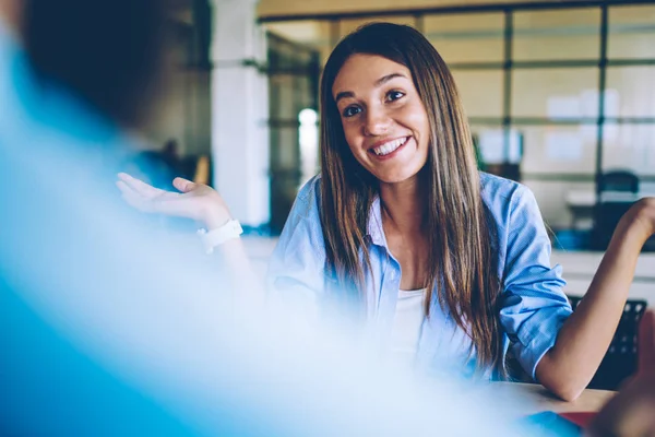 Positieve Lachende Vrouw 20S Met Brunette Haar Zittend Aan Tafel — Stockfoto