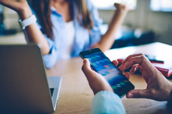 Beskurna Bild Manliga Händer Att Skriva Mobilskärmen För Att Söka — Stockfoto