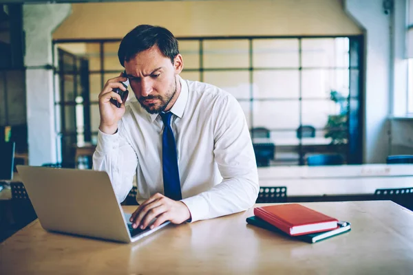 Hombre Negocios Serio Siente Perplejo Con Problema Durante Descarga Archivos — Foto de Stock