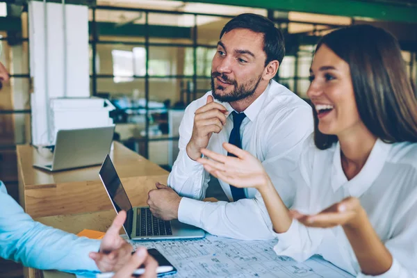 Felices Colegas Caucásicos Masculinos Femeninos Que Comunican Ríen Durante Trabajo —  Fotos de Stock