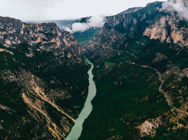 Dağ Nehri ve yamaçlarda yeşil bitki örtüsü ile pitoresk bir Milli Park üzerinden geçen asfalt yolun kuş bakışı görünümü. Vadide vadi ile nefes kesen doğa manzarası