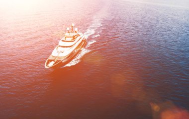 Lüks Yat havadan görünümü, su güzel mavi renk ile açık denize gider. Zenginlik rekreasyon yaşam tarzı. Yaz aylarında Avrupa tarafından seyahat pahalı yüzen gemi kuş bakışı görünümü