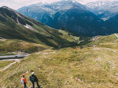 Dağın tepesinde duran ve tatiller sırasında doğanın güzelliğinin tadını çıkaran iki romantik gezgin. Sırt çantalarıyla gezen erkek ve kadın milli parklarda gezen manzaraları keşfediyor.