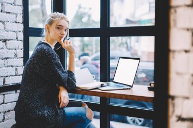 Kahve dükkanında büyüleyici öğrenci