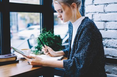 Kafede tablet ile okuyan Casual kız