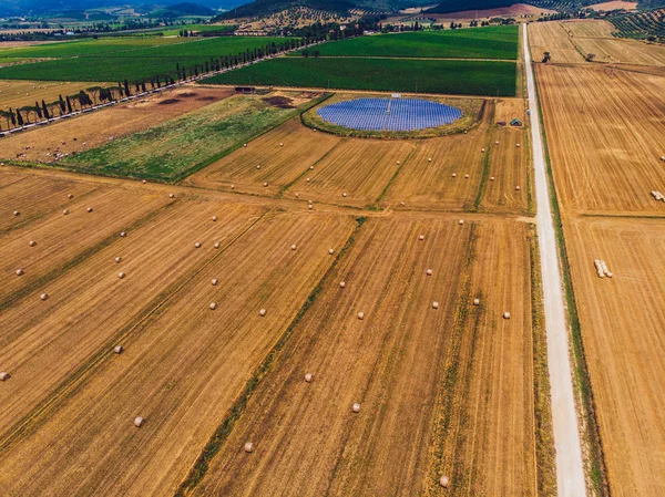 Vedere Aeriană Câmpurilor Agricole Galbene După Recoltare Lângă Stația Solară — Fotografie, imagine de stoc