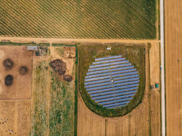 Vista Aérea Superior Estação Com Baterias Solares Área Agrícola Perto — Fotografia de Stock