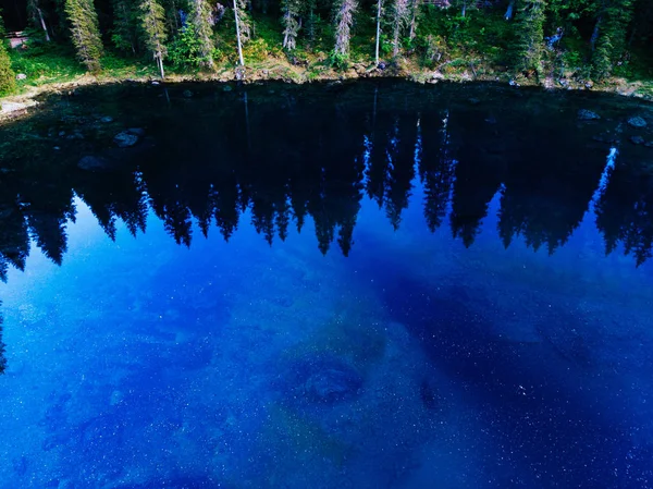 蓝湖水晶般清澈的空中景观 映衬着针叶林的影子 夜空中的星星映衬在池塘里 壮丽的自然景观 — 图库照片