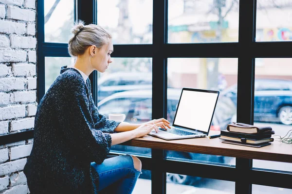 Современная студентка с ноутбуком в кафе — стоковое фото