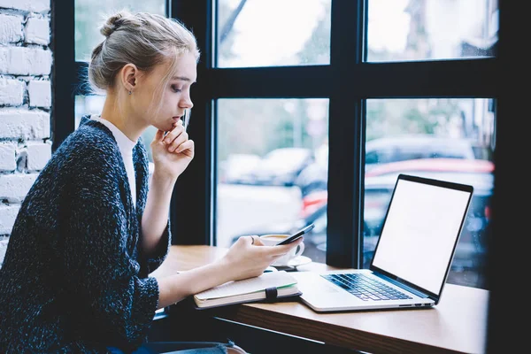 Mujer Viendo Contenido Vídeo Teléfono Inteligente Mientras Navega Por Red —  Fotos de Stock