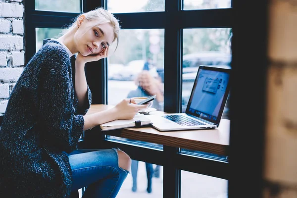 Blonde Haar Vrouw Zitten Met Smartphone Apparaat Handen Aan Tafel — Stockfoto