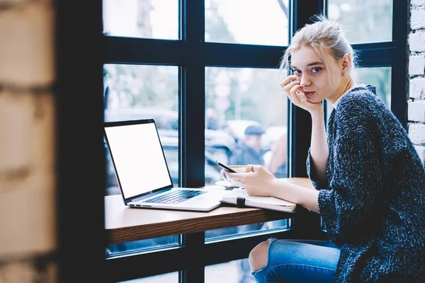 Jeune Femme Blonde Cheveux Assis Avec Appareil Smartphone Dans Les — Photo