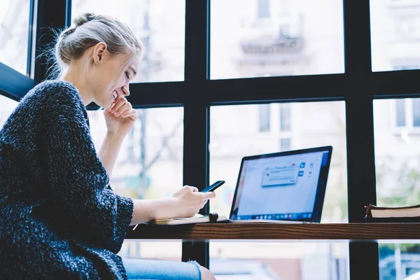 Feliz Mujer Riendo Viendo Contenido Vídeo Divertido Teléfono Inteligente Mientras —  Fotos de Stock