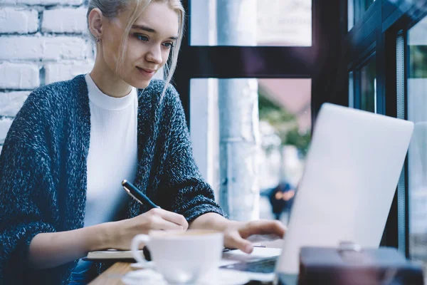 Mladý Příležitostný Blonďatý Účes Alternativců Dívčí Blogger Aplikací Mobilního Telefonu — Stock fotografie