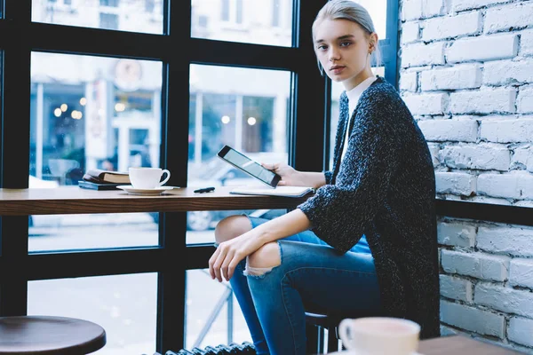 Mooie Moderne Blonde Haar Vrouw Zittend Aan Tafel Buurt Van — Stockfoto