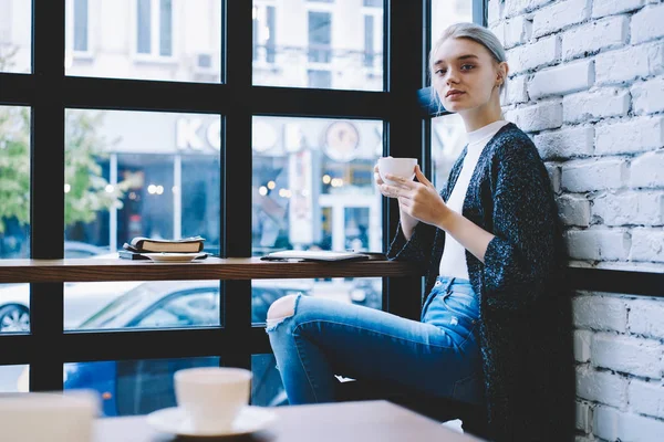 Очаровательная случайная девушка с чашкой кофе — стоковое фото