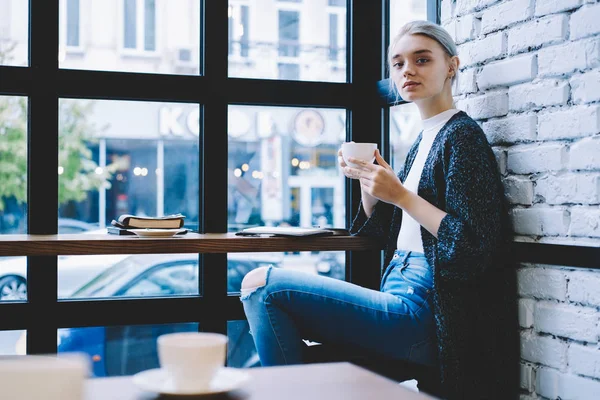 迷人的休闲女孩与咖啡杯 — 图库照片